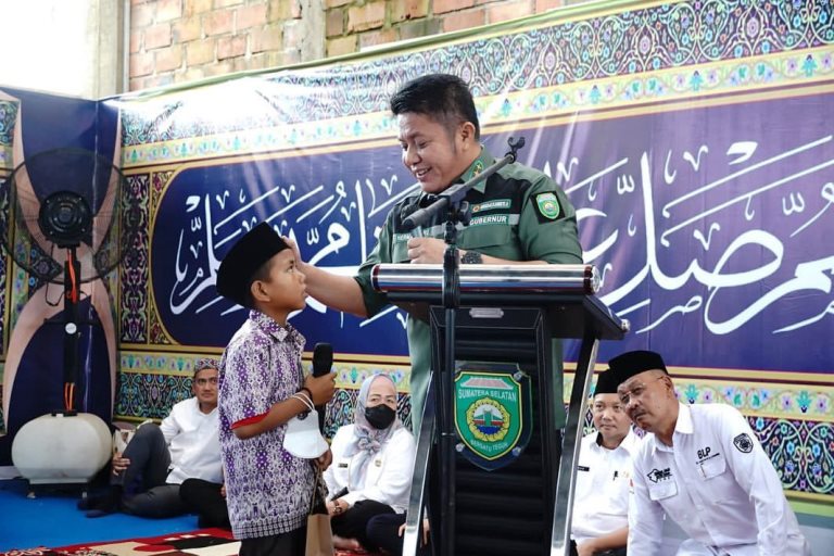 Gubernur Sumsel, Herman Deru, berbincang bersama seorang anak pada acara dengan tajuk Senyum 1.444 Yatim dan Piatu Bersama Herman Deru di Masjid Jamik Tjik Luwi Al Murhaniah, pada hari Rabu tanggal 5 April 2023. (foto : Humas Pemprov Sumsel)