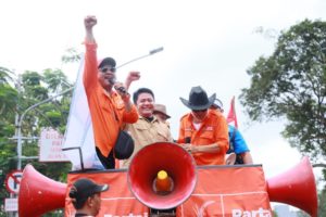 Gubernur Provinsi Sumatera Selatan (Sumsel), Herman Deru, turun langsung mendengarkan aspirasi yang disampaikan oleh para buruh se Sumsel yang dilakukan di Halaman Kantor Dewan Perwakilan Rakyat Daerah (DPRD) Sumsel, hari Senin tanggal 1 Mei 2023. (foto : Humas Pemprov Sumsel)