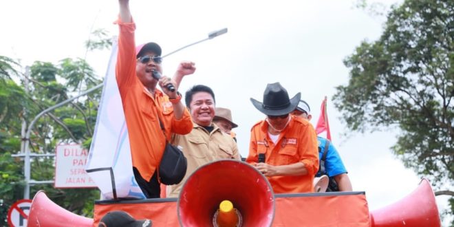 Gubernur Provinsi Sumatera Selatan (Sumsel), Herman Deru, turun langsung mendengarkan aspirasi yang disampaikan oleh para buruh se Sumsel yang dilakukan di Halaman Kantor Dewan Perwakilan Rakyat Daerah (DPRD) Sumsel, hari Senin tanggal 1 Mei 2023. (foto : Humas Pemprov Sumsel)