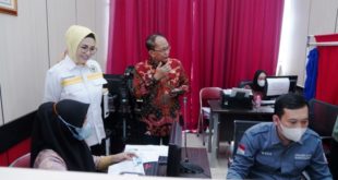 Ketua DPRD Sumsel, Hj. Anita Noeringhati, menyaksikan pelayanan pendataan bagi warga Kabupaten Banyuasin yang dilakukan oleh Dinas Kependudukan dan Catatan Sipil di UPT Sembilang OPI Mall, hari Rabu tanggal 3 Mei 2023.