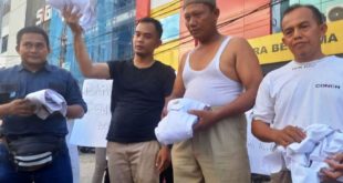 Puluhan kader Partai Gerakan Indonesia Raya (Gerindra) di Kota Palembang, Provinsi Sumatera Selatan (Sumsel), melakukan aksi protes pada hari Rabu tanggal 10 Mei 2023 di depan kantor Dewan Pimpinan Cabang (DPC) Partai Gerindra setempat.