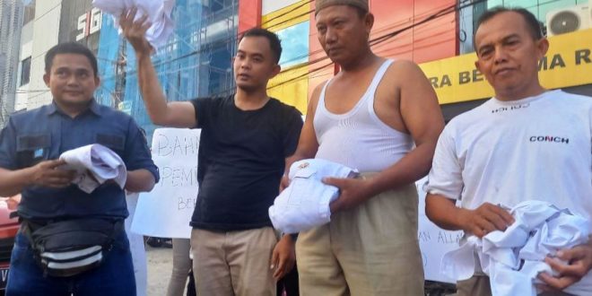 Puluhan kader Partai Gerakan Indonesia Raya (Gerindra) di Kota Palembang, Provinsi Sumatera Selatan (Sumsel), melakukan aksi protes pada hari Rabu tanggal 10 Mei 2023 di depan kantor Dewan Pimpinan Cabang (DPC) Partai Gerindra setempat.