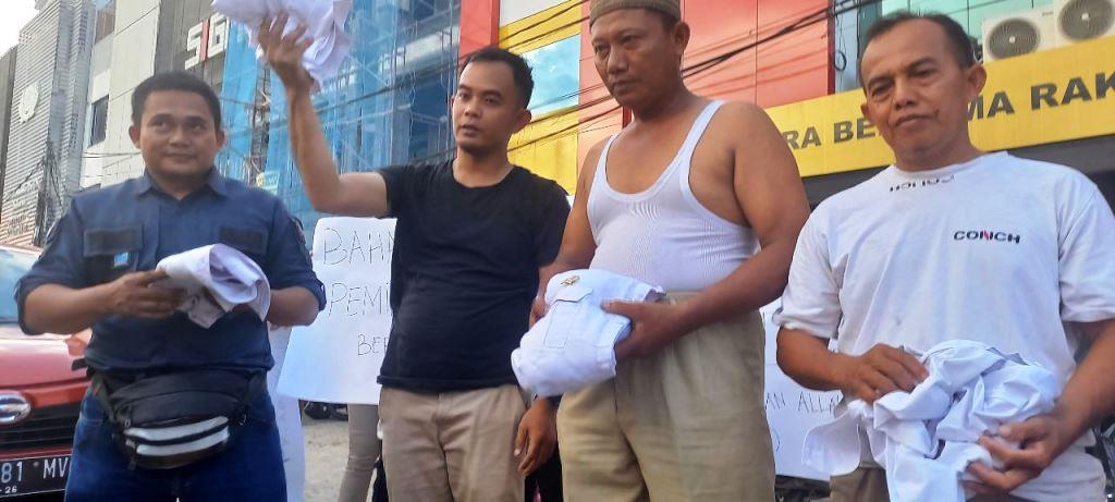 Puluhan kader Partai Gerakan Indonesia Raya (Gerindra) di Kota Palembang, Provinsi Sumatera Selatan (Sumsel), melakukan aksi protes pada hari Rabu tanggal 10 Mei 2023 di depan kantor Dewan Pimpinan Cabang (DPC) Partai Gerindra setempat.