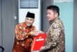 Gubernur Provinsi Sumatera Selatan, Herman Deru, menyerahkan Surat Keputusan Penjabat Bupati Kabupaten Musi Banyuasin kepada H. Apriyadi Mahmud, di Ruang Rapat Bina Praja Pemerintah Provinsi Sumatera Selatan, hari Kamis tanggal 25 Mei 2023.