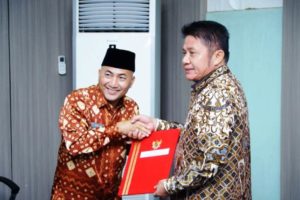 Gubernur Provinsi Sumatera Selatan, Herman Deru, menyerahkan Surat Keputusan Penjabat Bupati Kabupaten Musi Banyuasin kepada H. Apriyadi Mahmud, di Ruang Rapat Bina Praja Pemerintah Provinsi Sumatera Selatan, hari Kamis tanggal 25 Mei 2023.