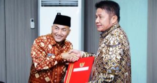 Gubernur Provinsi Sumatera Selatan, Herman Deru, menyerahkan Surat Keputusan Penjabat Bupati Kabupaten Musi Banyuasin kepada H. Apriyadi Mahmud, di Ruang Rapat Bina Praja Pemerintah Provinsi Sumatera Selatan, hari Kamis tanggal 25 Mei 2023.