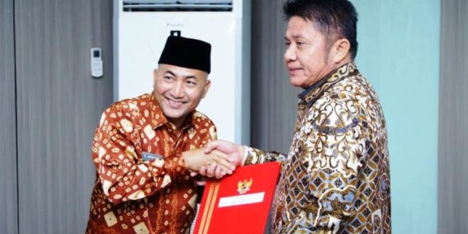 Gubernur Provinsi Sumatera Selatan, Herman Deru, menyerahkan Surat Keputusan Penjabat Bupati Kabupaten Musi Banyuasin kepada H. Apriyadi Mahmud, di Ruang Rapat Bina Praja Pemerintah Provinsi Sumatera Selatan, hari Kamis tanggal 25 Mei 2023.