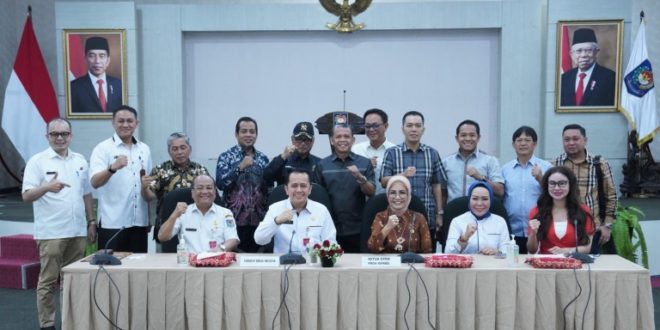 Ketua DPRD Sumsel, Hj. Anita Noeringhati, dan Pansus DPRD Sumsel, foto bersama Pihak Ditjen Bina Keuangan Daerah Kementerian Dalam Negeri Republik Indonesia, pada hari Rabu tanggal 5 April 2023.