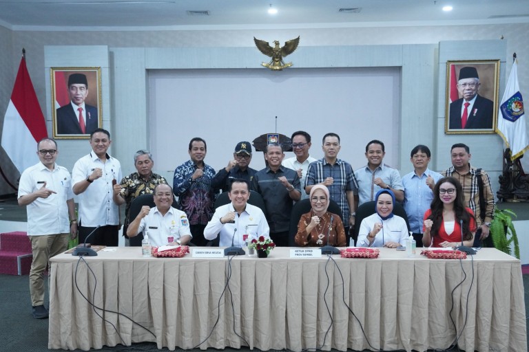 Ketua DPRD Sumsel, Hj. Anita Noeringhati, dan Pansus DPRD Sumsel, foto bersama Pihak Ditjen Bina Keuangan Daerah Kementerian Dalam Negeri Republik Indonesia, pada hari Rabu tanggal 5 April 2023.