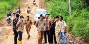 Pj. Bupati Kabupaten Musi Banyuasin (Muba), H. Apriyadi Mahmud, saat melihat kondisi jalan yang akan diperbaiki.