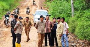 Pj. Bupati Kabupaten Musi Banyuasin (Muba), H. Apriyadi Mahmud, saat melihat kondisi jalan yang akan diperbaiki.