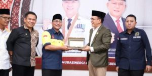 Pj. Bupati Kabupaten Musi Banyuasin, H. Apriyadi Mahmud, mendapatkan plakat dari Ketua Komisi I DPRD Sumsel, Antoni Yuzar, dalam Kunjungan Kerja terkait Pengelolaan Keuangan Desa, hari Kamis tanggal 4 Mei 2023 di Guest House Griya Bumi Serasan Sekate.