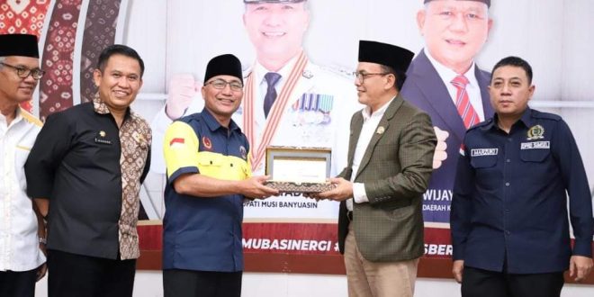 Pj. Bupati Kabupaten Musi Banyuasin, H. Apriyadi Mahmud, mendapatkan plakat dari Ketua Komisi I DPRD Sumsel, Antoni Yuzar, dalam Kunjungan Kerja terkait Pengelolaan Keuangan Desa, hari Kamis tanggal 4 Mei 2023 di Guest House Griya Bumi Serasan Sekate.