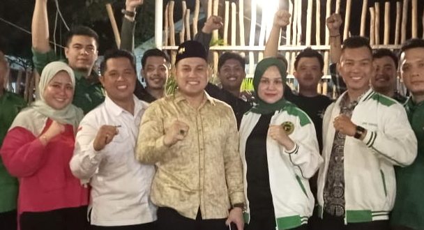 Jajaran Dewan Pimpinan Cabang (DPC) Partai Persatuan Pembangunan (PPP) Kota Palembang saat menghadiri kegiatan Launching Swara Kandidat yang digelar oleh Lintas Politika Indonesia pada hari Senin tanggal 22 Mei 2023 di Guns Cafe Palembang.