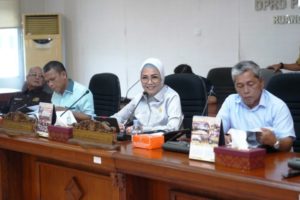 Ketua Dewan Perwakilan Rakyat Daerah (DPRD) Provinsi Sumatera Selatan (Sumsel), Hj. Anita Noeringhati, memimpin Rapat Dengar Pendapat (RDP) bersama warga Griya Sumsel Sejahtera (GSS) Bangkit untuk membahas tapal batas antara Kota Palembang dan Kabupaten Banyuasin. Rapat ini digelar di Ruang Badan Anggaran (Banggar) DPRD Sumsel, pada hari Kamis tanggal 08 Juni 2023. (foto : Humas DPRD Sumsel)
