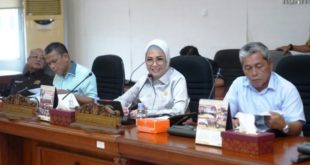 Ketua Dewan Perwakilan Rakyat Daerah (DPRD) Provinsi Sumatera Selatan (Sumsel), Hj. Anita Noeringhati, memimpin Rapat Dengar Pendapat (RDP) bersama warga Griya Sumsel Sejahtera (GSS) Bangkit untuk membahas tapal batas antara Kota Palembang dan Kabupaten Banyuasin. Rapat ini digelar di Ruang Badan Anggaran (Banggar) DPRD Sumsel, pada hari Kamis tanggal 08 Juni 2023. (foto : Humas DPRD Sumsel)