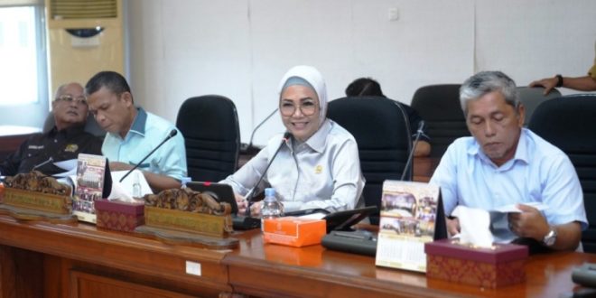Ketua Dewan Perwakilan Rakyat Daerah (DPRD) Provinsi Sumatera Selatan (Sumsel), Hj. Anita Noeringhati, memimpin Rapat Dengar Pendapat (RDP) bersama warga Griya Sumsel Sejahtera (GSS) Bangkit untuk membahas tapal batas antara Kota Palembang dan Kabupaten Banyuasin. Rapat ini digelar di Ruang Badan Anggaran (Banggar) DPRD Sumsel, pada hari Kamis tanggal 08 Juni 2023. (foto : Humas DPRD Sumsel)