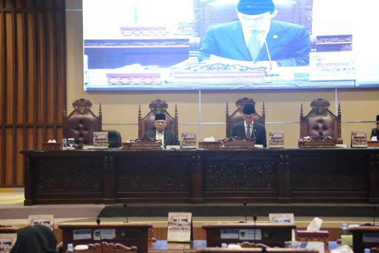 Wakil Ketua DPRD Sumsel, Muchendi Mahzareki, memimpin Rapat Paripurna ke LXIV (64) lanjutan dengan agenda Pandangan Umum Fraksi-Fraksi Mengenai Raperda Tentang Pertanggungjawaban Pelaksanaan Anggaran Pendapatan Belanja Daerah (APBD) tahun 2022. Rapat tersebut dilaksanakan di Gedung Paripurna DPRD Provinsi Sumsel pada hari Jumat tanggal 9 Juni 2023.