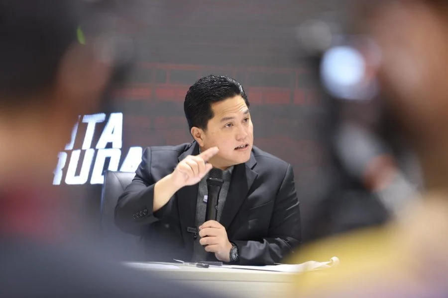 Ketua Persatuan Sepak Bola Seluruh Indonesia, Erick Thohir, saat mengumumkan nama-nama wasit yang akan memimpin pertandingan di Liga 1 dan Liga 2 Indonesia Musim 2023/2024, pada hari Jum'at tanggal 23 Juni 2023. (foto : pikiran-rakyat.com)