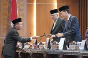Anggota Dewan Perwakilan Rakyat Daerah (DPRD) Provinsi Sumatera Selatan menyampaikan Pandangan Umum Mengenai Raperda Tentang Pertanggungjawaban Pelaksanaan Anggaran Pendapatan Belanja Daerah (APBD) tahun 2022. Rapat tersebut dilaksanakan di Gedung Paripurna DPRD Provinsi Sumsel pada hari Jumat tanggal 9 Juni 2023.