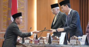 Anggota Dewan Perwakilan Rakyat Daerah (DPRD) Provinsi Sumatera Selatan menyampaikan Pandangan Umum Mengenai Raperda Tentang Pertanggungjawaban Pelaksanaan Anggaran Pendapatan Belanja Daerah (APBD) tahun 2022. Rapat tersebut dilaksanakan di Gedung Paripurna DPRD Provinsi Sumsel pada hari Jumat tanggal 9 Juni 2023.
