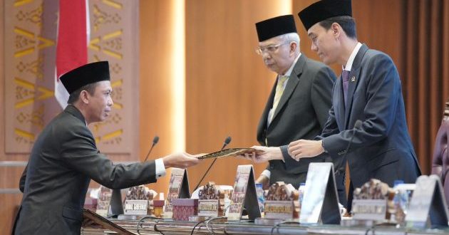 Anggota Dewan Perwakilan Rakyat Daerah (DPRD) Provinsi Sumatera Selatan menyampaikan Pandangan Umum Mengenai Raperda Tentang Pertanggungjawaban Pelaksanaan Anggaran Pendapatan Belanja Daerah (APBD) tahun 2022. Rapat tersebut dilaksanakan di Gedung Paripurna DPRD Provinsi Sumsel pada hari Jumat tanggal 9 Juni 2023.