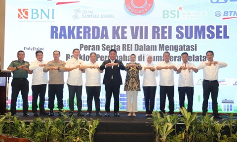 Ketua Dewan Perwakilan Rakyat Daerah (DPRD) Provinsi Sumatera Selatan (Sumsel), Hj. Anita Noeringhati, menghadiri acara pembukaan Rapat Kerja Daerah (Rakerda) ke VII Real Estate Indonesia (REI) Sumsel yang berlangsung di Ballroom Novotel Palembang, pada hari Rabu tanggal 24 Mei 2023.