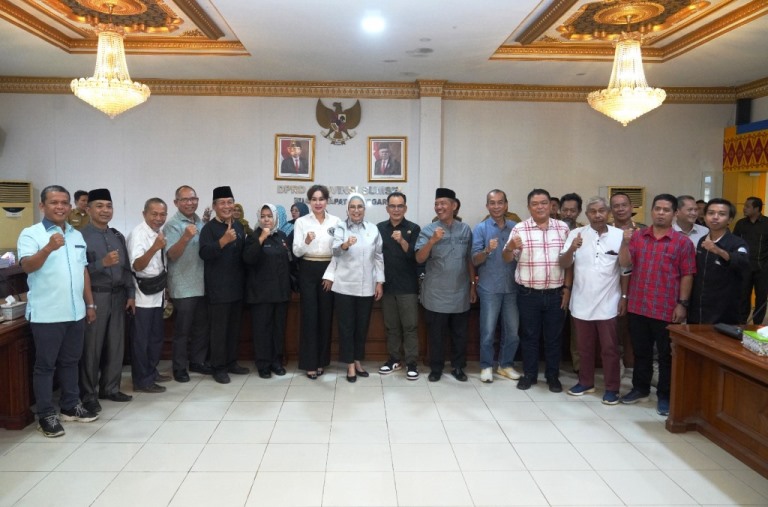 Ketua DPRD Sumsel, Hj. Anita Noeringhati, foto bersama perwakilan warga Griya Sumsel Sejahtera, setelah Rapat Dengar Pendapat (RDP) bersama warga Griya Sumsel Sejahtera (GSS) Bangkit untuk membahas tapal batas antara Kota Palembang dan Kabupaten Banyuasin. Rapat ini digelar di Ruang Badan Anggaran (Banggar) DPRD Sumsel, pada hari Kamis tanggal 08 Juni 2023. (foto : Humas DPRD Sumsel)