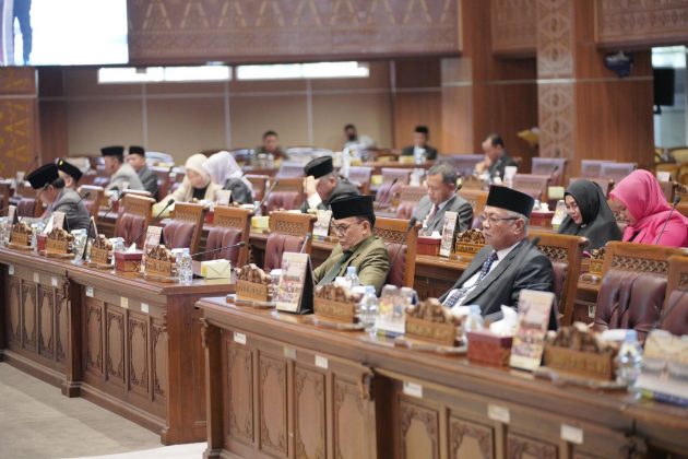 Peserta Rapat Paripurna ke LXIV (64) lanjutan dengan agenda Pandangan Umum Fraksi-Fraksi Mengenai Raperda Tentang Pertanggungjawaban Pelaksanaan Anggaran Pendapatan Belanja Daerah (APBD) tahun 2022. Rapat tersebut dilaksanakan di Gedung Paripurna DPRD Provinsi Sumsel pada hari Jumat tanggal 9 Juni 2023.