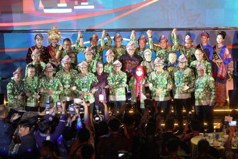 Ketua Dewan Perwakilan Rakyat Daerah (DPRD) Provinsi Sumatera Selatan (Sumsel), Hj. Anita Noeringhati, hadir dalam acara Malam Syukuran Hari Ulang Tahun Asosiasi Pemerintah Kota Seluruh Indonesia (APEKSI) ke-23 yang diselenggarakan di Palembang Sport Covention Center. (foto : Humas DPRD Sumsel)
