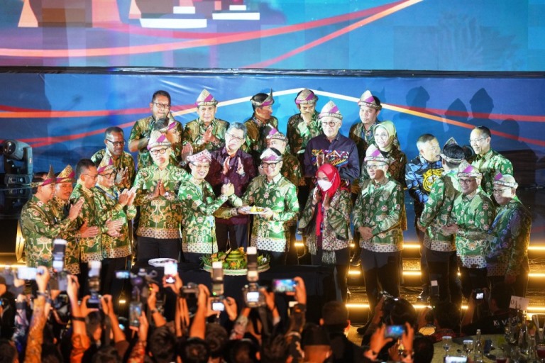 Ketua Dewan Perwakilan Rakyat Daerah (DPRD) Provinsi Sumatera Selatan (Sumsel), Hj. Anita Noeringhati, hadir dalam acara Malam Syukuran Hari Ulang Tahun Asosiasi Pemerintah Kota Seluruh Indonesia (APEKSI) ke-23 yang diselenggarakan di Palembang Sport Covention Center. (foto : Humas DPRD Sumsel)