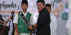 Gubernur Provinsi Sumatera Selatan, Herman Deru, saat menghadiri Wisuda Akbar ke-4 dan Azizah Berbagi Menjadi Generasi Rabbani di Aula Yayasan Azizah Darusalam, Tegal Binangun, hari Sabtu tanggal 15 April 2023. (foto : Humas Pemprov Sumsel)