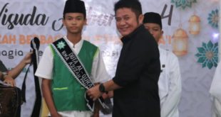 Gubernur Provinsi Sumatera Selatan, Herman Deru, saat menghadiri Wisuda Akbar ke-4 dan Azizah Berbagi Menjadi Generasi Rabbani di Aula Yayasan Azizah Darusalam, Tegal Binangun, hari Sabtu tanggal 15 April 2023. (foto : Humas Pemprov Sumsel)