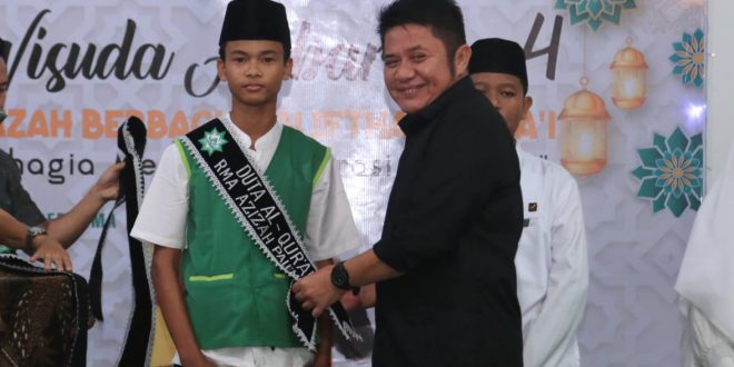 Gubernur Provinsi Sumatera Selatan, Herman Deru, saat menghadiri Wisuda Akbar ke-4 dan Azizah Berbagi Menjadi Generasi Rabbani di Aula Yayasan Azizah Darusalam, Tegal Binangun, hari Sabtu tanggal 15 April 2023. (foto : Humas Pemprov Sumsel)