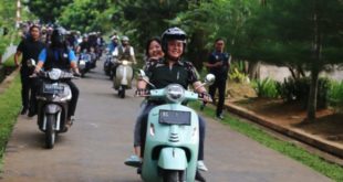 Sabtu tanggal 8 April 2023, Gubernur Provinsi Sumatera Selatan (Sumsel) mengelilingi Kota Palembang bersama komunitas Vespa yang tergabung di dalam Scoot's id, Sog X Emmakrebborb, KBSS dan Vespa. (foto : Humas Pemprov Sumsel)