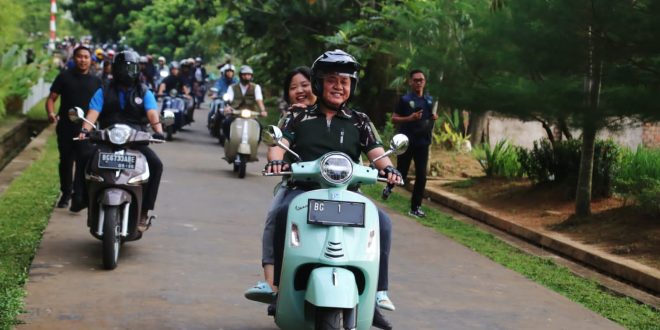 Sabtu tanggal 8 April 2023, Gubernur Provinsi Sumatera Selatan (Sumsel) mengelilingi Kota Palembang bersama komunitas Vespa yang tergabung di dalam Scoot's id, Sog X Emmakrebborb, KBSS dan Vespa. (foto : Humas Pemprov Sumsel)