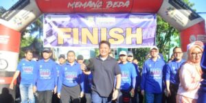 Gubernur Sumsel, Herman Deru, mengikuti jalan sehat massal dalam rangka memperingati hari jadi Provinsi Sumatera Selatan (Sumsel) ke 77 tahun 2023 yang dipusatkan di halaman kantor Gubenur Sumsel, pada hari Sabtu tanggal 13 Mei 2023.