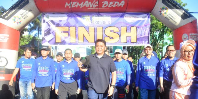 Gubernur Sumsel, Herman Deru, mengikuti jalan sehat massal dalam rangka memperingati hari jadi Provinsi Sumatera Selatan (Sumsel) ke 77 tahun 2023 yang dipusatkan di halaman kantor Gubenur Sumsel, pada hari Sabtu tanggal 13 Mei 2023.
