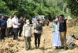 Gubernur Provinsi Sumatera Selatan, Herman Deru, meninjau langsung kondisi jalan rusak yang berada di Kecamatan Cengal, Kabupaten Ogan Komering Ilir, pada hari Jum'at tanggal 2 Juni 2023. (foto : Humas Pemprov Sumsel)