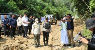 Gubernur Provinsi Sumatera Selatan, Herman Deru, meninjau langsung kondisi jalan rusak yang berada di Kecamatan Cengal, Kabupaten Ogan Komering Ilir, pada hari Jum'at tanggal 2 Juni 2023. (foto : Humas Pemprov Sumsel)