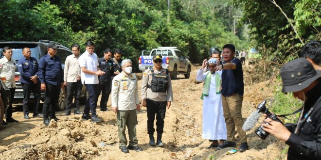 Gubernur Provinsi Sumatera Selatan, Herman Deru, meninjau langsung kondisi jalan rusak yang berada di Kecamatan Cengal, Kabupaten Ogan Komering Ilir, pada hari Jum'at tanggal 2 Juni 2023. (foto : Humas Pemprov Sumsel)