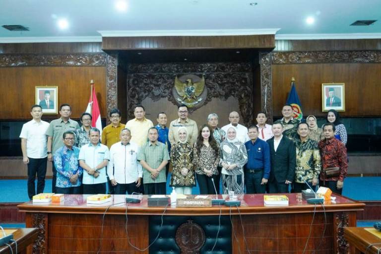 Rombongan DPRD Sumsel foto bersama dengan DPRD dan BAPPEDA Daerah Istimewa Yogyakarta, pada kunjungan hari Senin tanggal 12 Juni 2023.