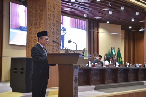 Sekretaris DPRD Sumsel, H. Aprizal, saat menghadiri Rapat Paripurna LXIV DPRD Sumsel dengan agenda mendengarkan jawaban dari Fraksi-Fraksi terkait jawaban Gubernur mengenai Pandangan Umum Terhadap Raperda Pertanggungjawaban APBD Tahun 2022. (foto : Humas DPRD Sumsel)