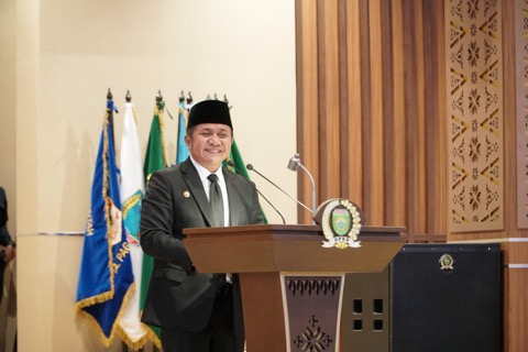 Gubernur Provinsi Sumatera Selatan, Herman Deru, menyampaikan jawaban terkait Pandangan Umum Fraksi-Fraksi DPRD Sumsel terhadap Rancangan Peraturan Daerah (Raperda) pertanggungjawaban pelaksanaan Anggaran Pendapatan dan Belanja Daerah (APBD) Provinsi Sumsel Tahun Anggaran 2022. (foto : Humas DPRD Sumsel)