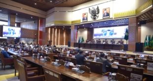 Suasana Rapat Paripurna LXIV DPRD Sumsel dengan agenda mendengarkan jawaban dari Fraksi-Fraksi terkait jawaban Gubernur mengenai Pandangan Umum Terhadap Raperda Pertanggungjawaban APBD Tahun 2022. (foto : Humas DPRD Sumsel)
