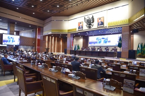 Suasana Rapat Paripurna LXIV DPRD Sumsel dengan agenda mendengarkan jawaban dari Fraksi-Fraksi terkait jawaban Gubernur mengenai Pandangan Umum Terhadap Raperda Pertanggungjawaban APBD Tahun 2022. (foto : Humas DPRD Sumsel)