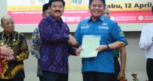 Gubernur Provinsi Sumatera Selatan, Herman Deru, saat penyerahan sertifikat BMN, BMD, dan BUMN, oleh Menteri ATR atau Kepala BPN di Auditorium Bina Praja Sekretariat Daerah (Setda) Sumsel, hari Rabu tanggal 12 April 2023. (foto : Humas Pemprov Sumsel)