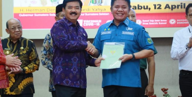 Gubernur Provinsi Sumatera Selatan, Herman Deru, saat penyerahan sertifikat BMN, BMD, dan BUMN, oleh Menteri ATR atau Kepala BPN di Auditorium Bina Praja Sekretariat Daerah (Setda) Sumsel, hari Rabu tanggal 12 April 2023. (foto : Humas Pemprov Sumsel)