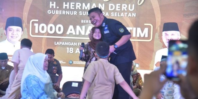 Gubernur Provinsi Sumatera Selatan, Herman Deru, berbagi keceriaan bersama 1.000 anak yatim piatu di Griya Agung Palembang, hari Selasa tanggal 18 April 2023. (foto : bekisarmedia.id/aprizal)