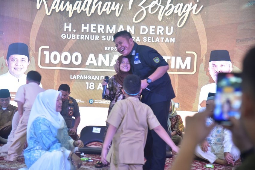 Gubernur Provinsi Sumatera Selatan, Herman Deru, berbagi keceriaan bersama 1.000 anak yatim piatu di Griya Agung Palembang, hari Selasa tanggal 18 April 2023. (foto : bekisarmedia.id/aprizal)